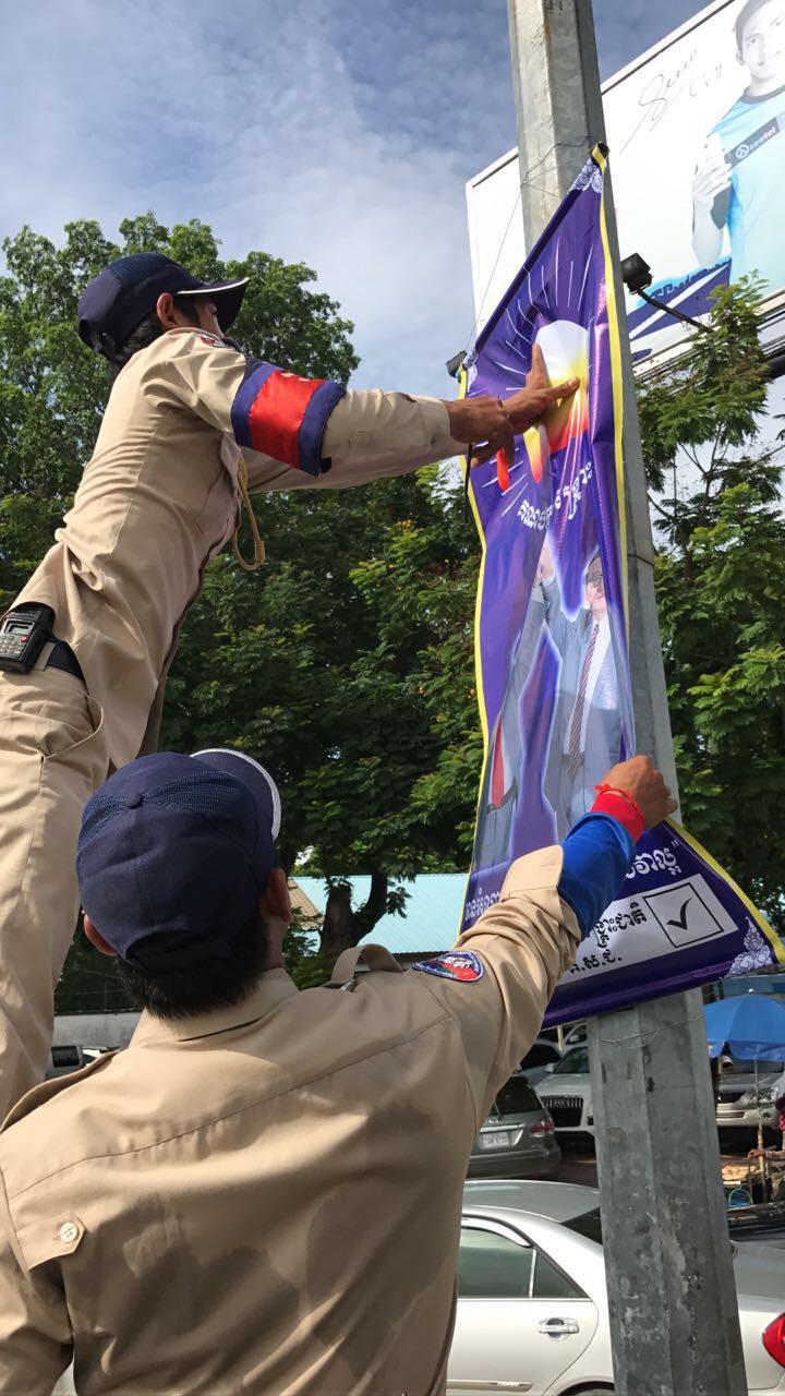 អាជ្ញាធរខណ្ឌដូនពេញ ចុះកាត់ និងបកស្លាកគណបក្សសង្គ្រោះជាតិ ដែលបិតនៅតាមដើមឈើ និងបង្គោលភ្លើង ដោយសារ គ.ជ.ប ហាមឃាត់